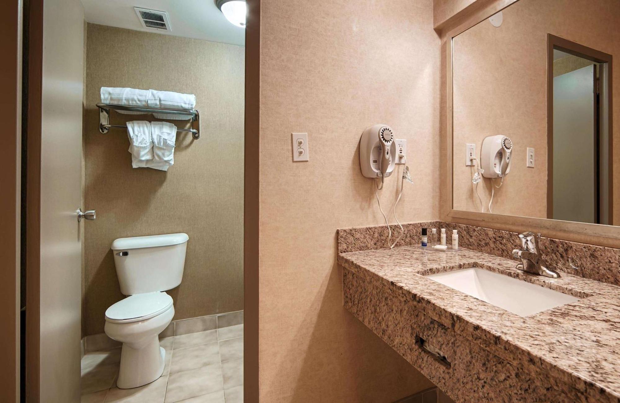 Best Western Plus Durham Hotel & Conference Centre Oshawa Bagian luar foto